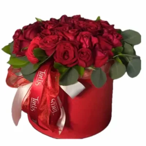 ¡Más es mejor! Hermoso arreglo de 50 Rosas rojas